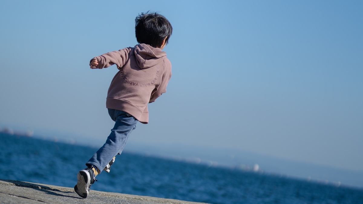 砂浜を走る少年