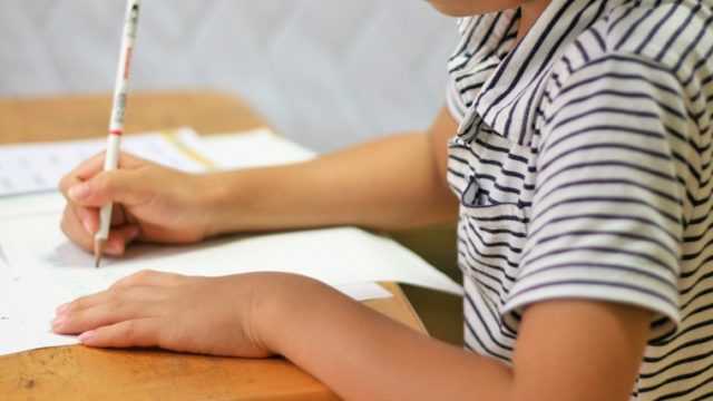 公文をがんばる子供